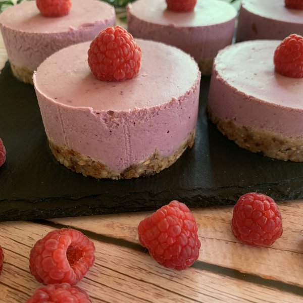 Vegane Rohkost-Himbeertörtchen
