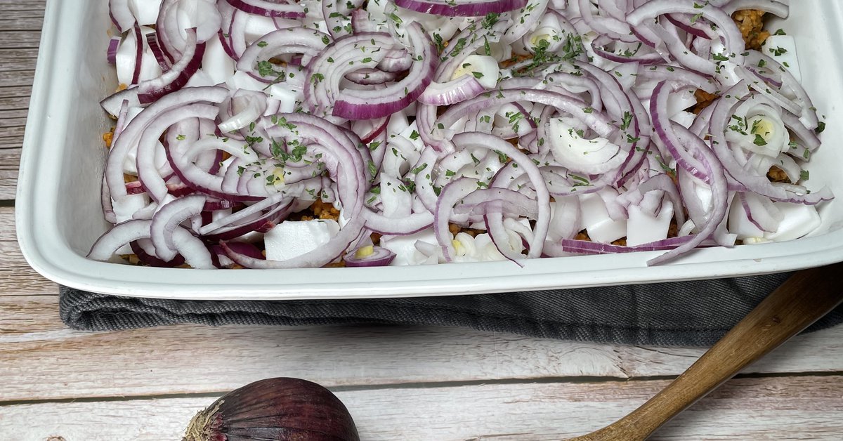 Hirse-Auflauf mit veganem Feta und Zwiebel | Now Vegan