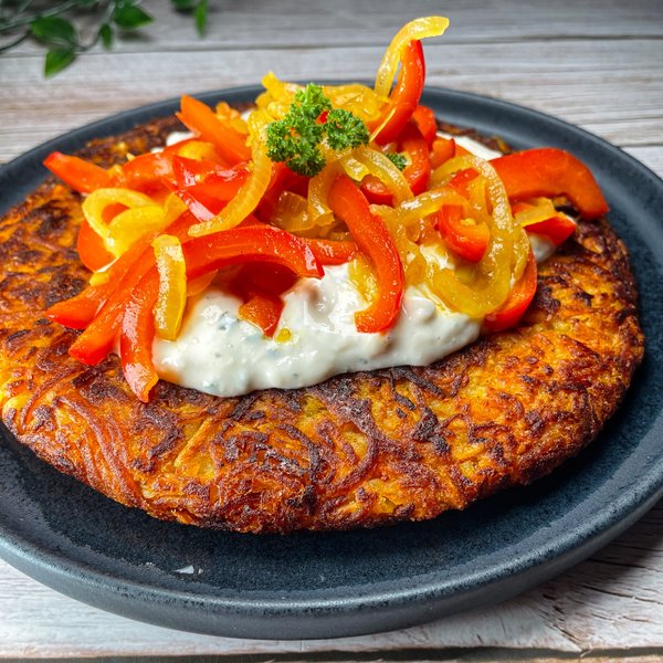Kürbis-Kartoffel-Rösti mit Paprikagemüse und Quark