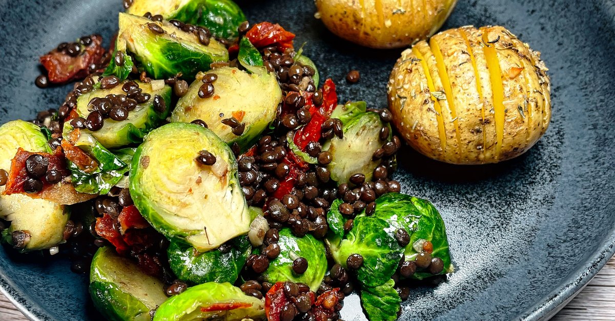 Rosenkohl-Belugalinsen-Bowl mit getrockneten Tomaten | Now Vegan